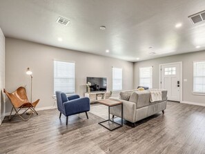 Smart TV - Beautifully Remodeled 3B1.5B W/ King Bed By OU Med (Oklahoma City)