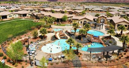 HUGE! 6 Bed, 8 Bath Home, Water Park, Lazy River, Fire pit, near Tuacahn, Views!