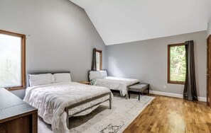 7 habitaciones, tabla de planchar con plancha y cuna de viaje 