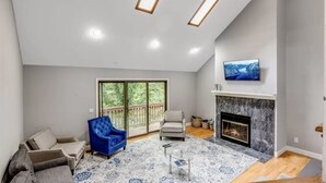 Living area - Huntington Northport Spacious Gorgeous Getaway for family reunion or business (Northport)
