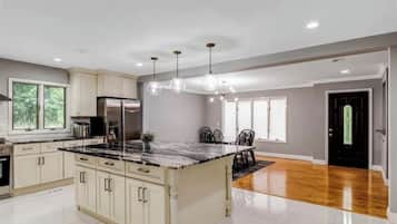 Jääkaappi, mikroaaltouuni, uuni, liesi