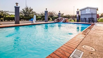 Una piscina al aire libre de temporada
