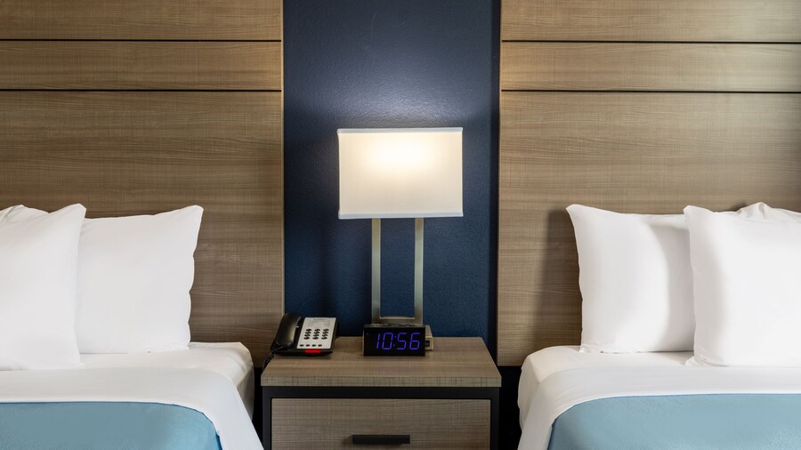 Super 8 by Wyndham Laredo