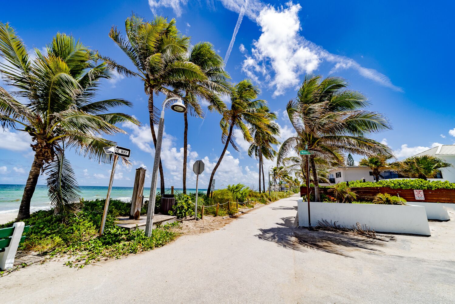 På stranden, solsenger og strandhåndklær