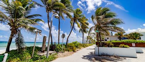 På stranden, solsenger og strandhåndklær
