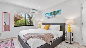 1 Schlafzimmer, Zimmersafe, Schreibtisch, Bügeleisen/Bügelbrett