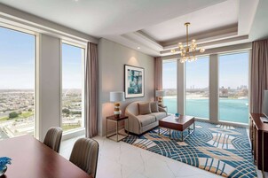 Minibar, caja de seguridad en la habitación y escritorio