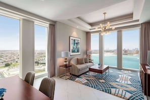Minibar, coffres-forts dans les chambres, bureau