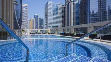 Außenpool, Sonnenschirme, Liegestühle