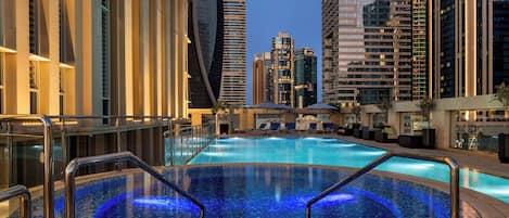 Piscine extérieure, parasols de plage, chaises longues
