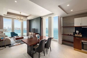 Minibar, coffres-forts dans les chambres, bureau