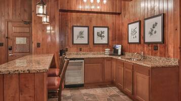 Suite (Lodge) | Iron/ironing board, rollaway beds, free WiFi, bed sheets