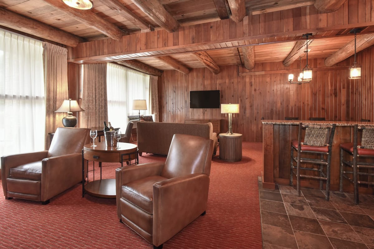 Suite (Lodge) | Iron/ironing board, rollaway beds, free WiFi, bed sheets