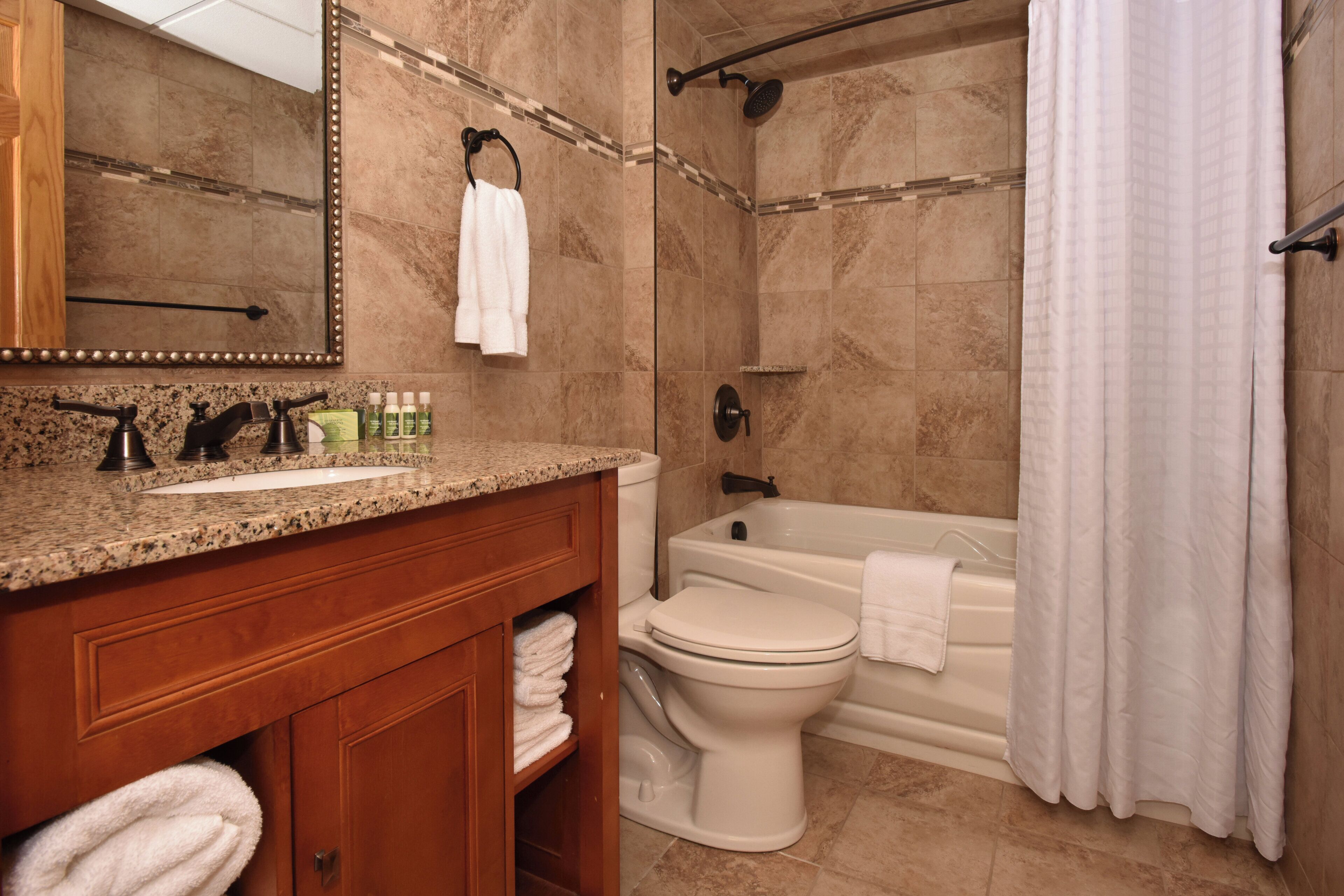 Une salle de bain équipée d’un lavabo, de toilettes, d’une baignoire et d’une douche.