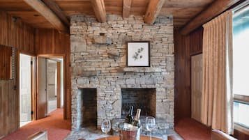 Suite (Lodge) | Iron/ironing board, rollaway beds, free WiFi, bed sheets