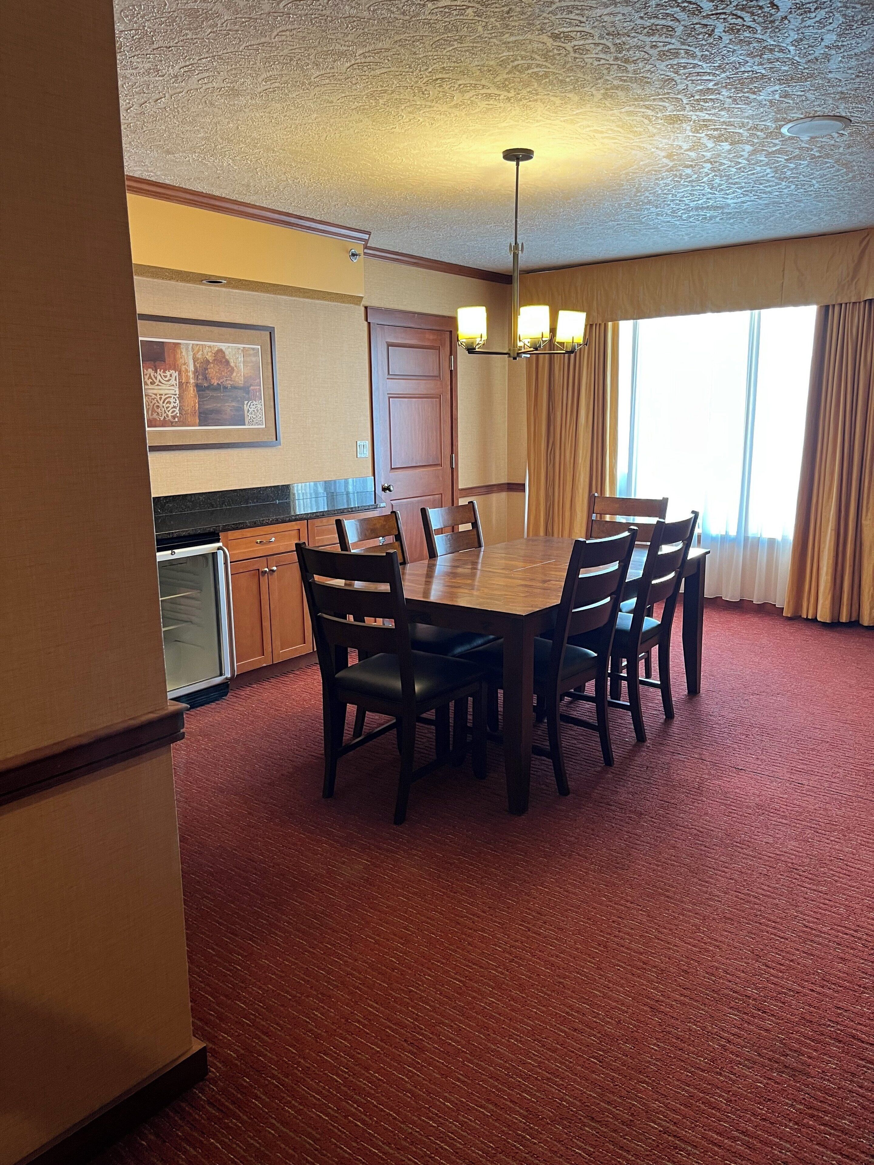 家庭套房, 1 間臥室 | 客廳 | 平面電視