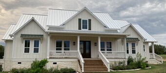 Spacious 4 Bedroom House - 3/4 Mile to Round Top Center!