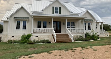 Spacious 4 Bedroom House - 3/4 Mile to Round Top Center!