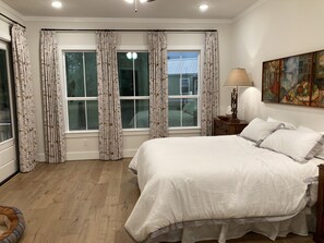 4 bedrooms, desk, WiFi, bed sheets