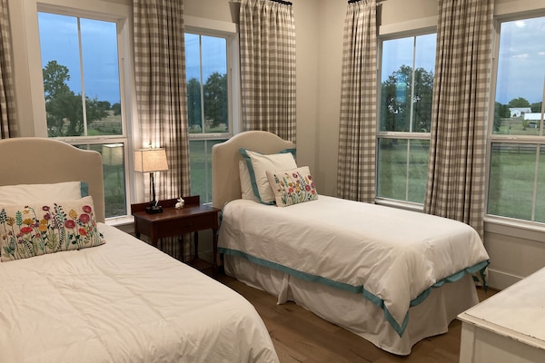 4 habitaciones, escritorio, wifi y ropa de cama