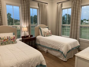 4 bedrooms, desk, WiFi, bed sheets