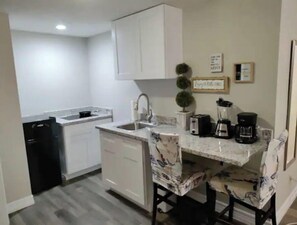 ثلاجة، ميكروويف، موقد طهي مسطح، ماكينة لصنع القهوة/الشاي