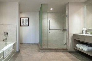 Combined shower/bathtub - Beautiful high end resort right on the beach (Myrtle Beach)
