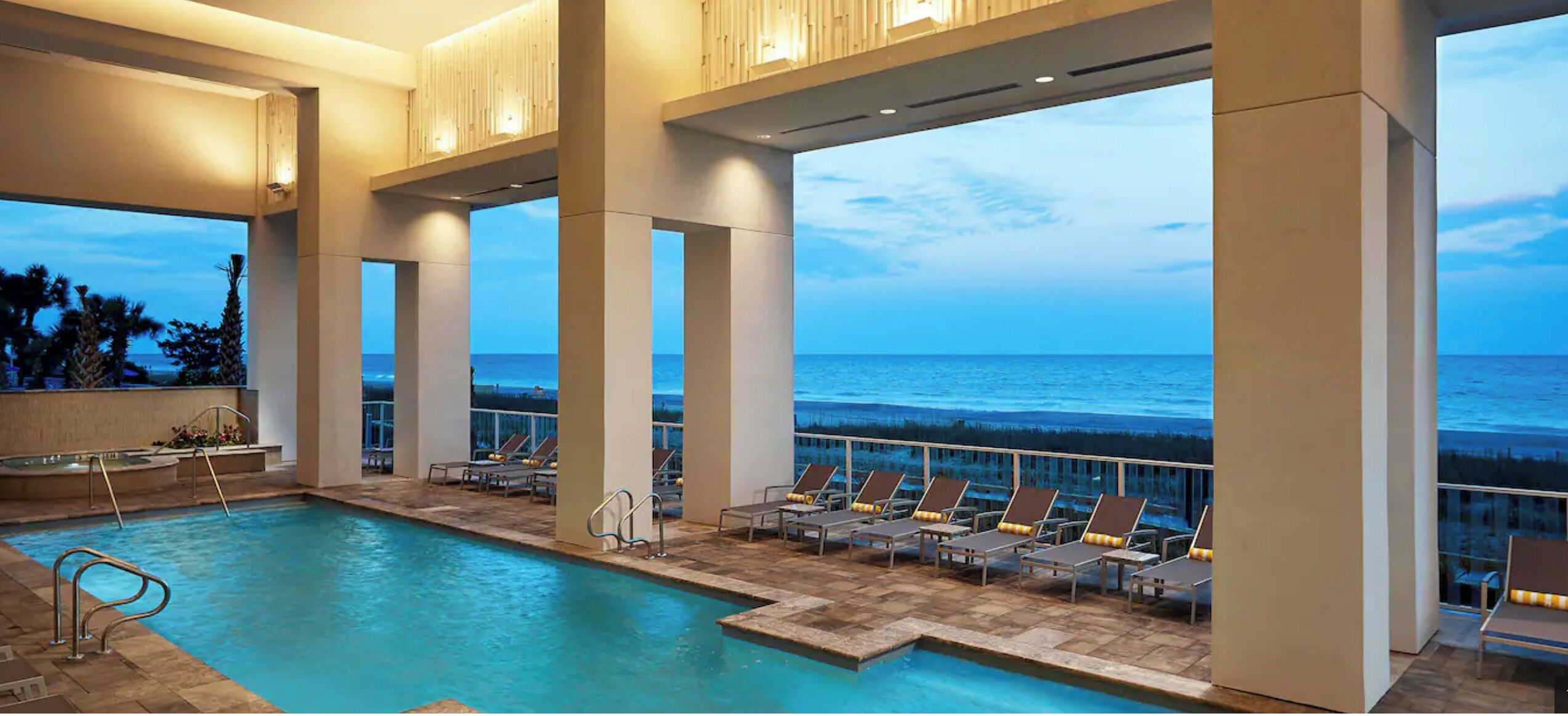 Una piscina cubierta, una piscina al aire libre