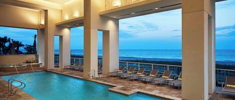 Innendørsbasseng og utendørsbasseng