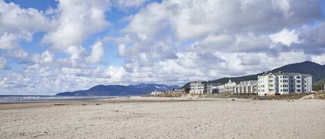 Beach nearby, sun loungers, beach towels