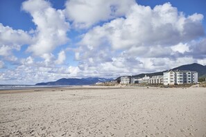 Beach nearby, sun loungers, beach towels