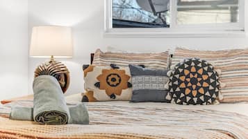 2 bedrooms, desk, iron/ironing board, WiFi