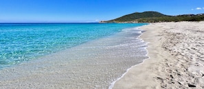 Una playa cerca, sillas reclinables de playa