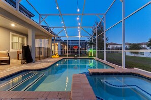 Utomhuspool och uppvÀrmd pool