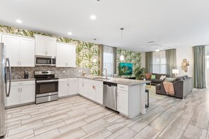 冷蔵庫、電子レンジ、オーブン、コンロ