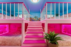 9 室のベッドルーム、WiFi (無料)、ベッドシーツ