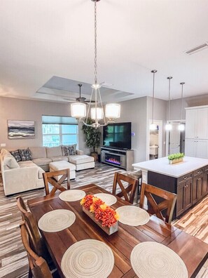 Smart TV, fireplace, stereo