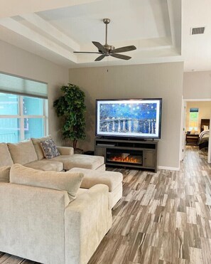 Smart-TV, Kamin, Stereoanlage