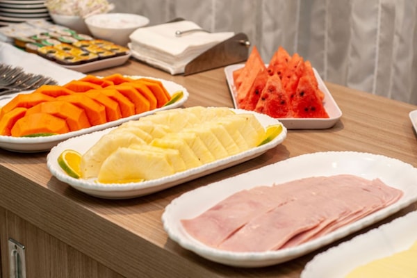 Sudah termasuk sarapan prasmanan setiap hari