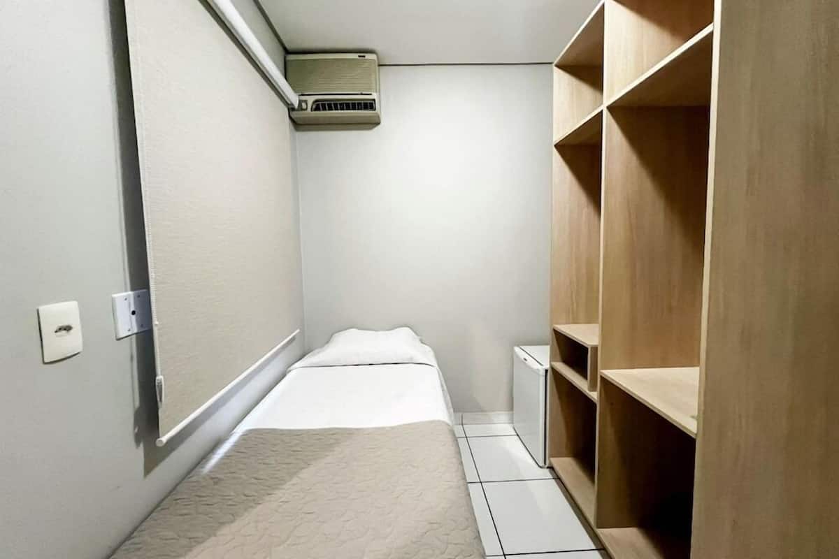 Frigobar, cofres nos quartos, escrivaninha, Wi-Fi de cortesia