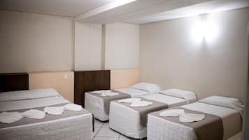 Deluxe Room, Berbilang Katil | Bar mini, meja, Wi-fi percuma, cadar katil
