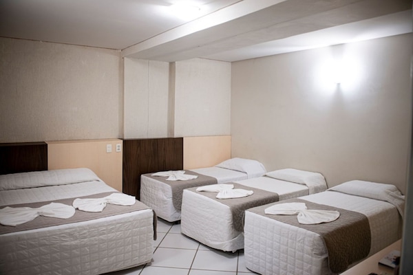 Kamar Deluks, Beberapa Tempat Tidur | Minibar, meja kerja, Wi-Fi gratis, dan seprai linen