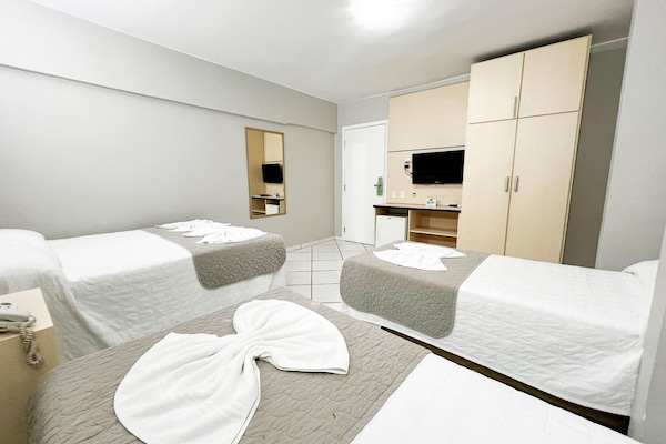 Kamar Quadruple Deluks, Beberapa Tempat Tidur | Minibar, meja kerja, Wi-Fi gratis, dan seprai linen