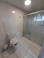 Ducha, cabezal de ducha tipo lluvia, artĂculos de tocador gratuitos