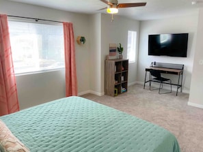 3 bedrooms, desk, iron/ironing board, travel crib - Central 3/2, garage, private yard, walk to arena, EV charger (Spokane)