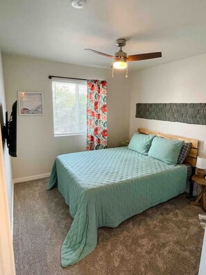 3 chambres, bureau, fer et planche à repasser, lit de bébé portatif