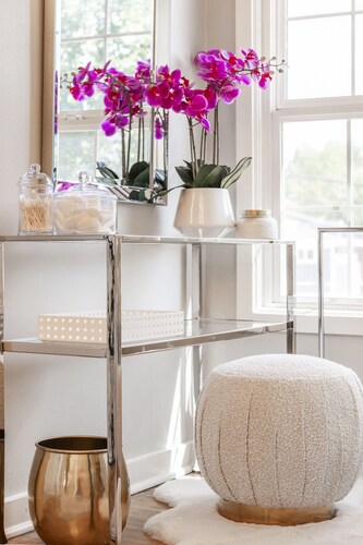 BEST LOCATION DOWNTOWN, DESIGNER FURNISHINGS