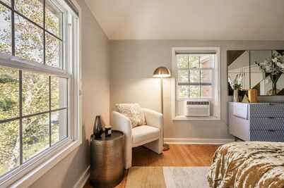 BEST LOCATION DOWNTOWN, DESIGNER FURNISHINGS