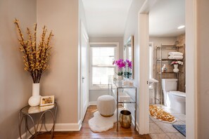 Combined shower/bathtub, hair dryer, towels, soap