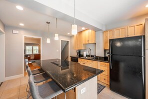 Fridge, microwave, oven, stovetop - BEST LOCATION DOWNTOWN, DESIGNER FURNISHINGS (Salt Lake City)
